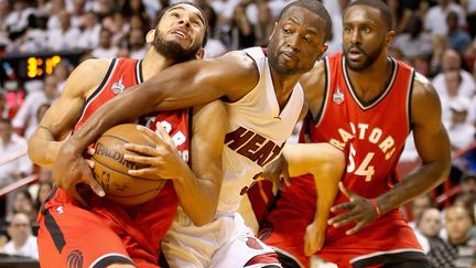 Lutte farouche entre Dwyane Wade (Miami) et Cory Joseph (Toronto), sous l'oeil de Patrick Patterson (STREETER LECKA / GETTY IMAGES NORTH AMERICA)