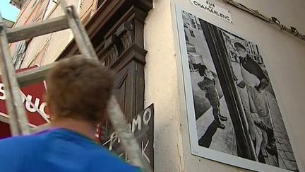 Le photographe Gilles Gauthier, dit Poune de Gabin, expose son travail pendant deux ans dans le village de Puy-en-Velay.
 (France 3 / Culturebox)