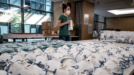 Des masques destinés aux&nbsp;Ehpad dans la région&nbsp;Auvergne-Rhone-Alpes, le 3 avril 2020, à Lyon. (JEFF PACHOUD / AFP)