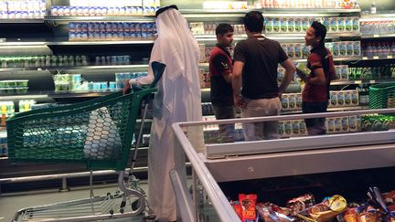 Des clients dans un supermarché à Doha, la capital du Qatar, le 10 juin 2017. (STRINGER / AFP)