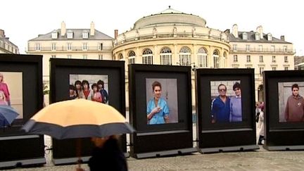 &quot;Moscou Plages&quot; des portraits très grand format exposés dans la cour de l&#039;hôtel de Ville de Rennes
 (France3/Culturebox)