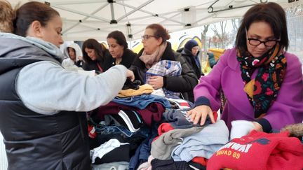 Des volontaires trient les vêtements apportés par des habitants de Vaulx-en-Velin (Rhône), après l'incendie du 16 décembre 2022 (SOPHIE AUVIGNE / FRANCEINFO / RADIO FRANCE)