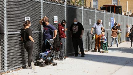 Les&nbsp;personnes font la queue pour se faire tester pour le Covid-19 sur un site d'essai de la ville de New York, le 5 octobre 2020. (SPENCER PLATT / GETTY IMAGES NORTH AMERICA / AFP)