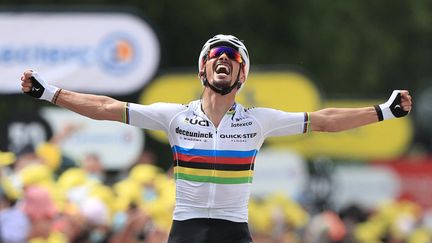 Julian Alaphilippe (Deceuninck-Quick Step) remporte la première étape du Tour de France, maillot arc-en-ciel sur le dos. Sur un tracé de puncheur, le Français a parfaitement joué le coup et n'a laissé aucune chance à ses adversaires. Grâce à ce succès, le coureur de la Deceuninck-Quick Step troquera son maillot de champion du monde pour la tunique jaune le temps d'une journée.&nbsp; (CHRISTOPHE PETIT TESSON / AFP)