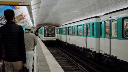 Des usagers du métro à la station Duroc, à Paris, le 3 octobre 2022. (MAYLIS ROLLAND / HANS LUCAS / AFP)