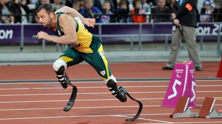 L'athl&egrave;te sud-africain Oscar Pistorius au d&eacute;part de 200 m lors des Jeux paralympiques de Londres (Royaume-Uni), le 2 septembre 2012.&nbsp;&nbsp; (GLYN KIRK / AFP)