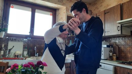 Claudine et Thomas Bouyou, au moment d'exécuter quelques pas de danse, à Gelles (Aveyron). (ANNE CHÉPEAU / RADIOFRANCE)