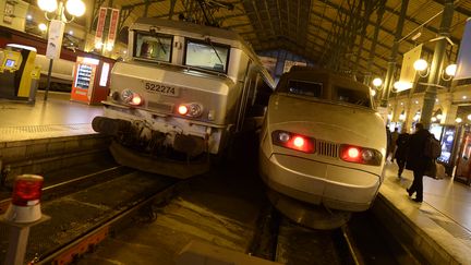 Un TGV et un TER &agrave; l'arriv&eacute;e, Gare du Nord &agrave; Paris, le 11 d&eacute;cembre 2013.&nbsp; (LIONEL BONAVENTURE / AFP)