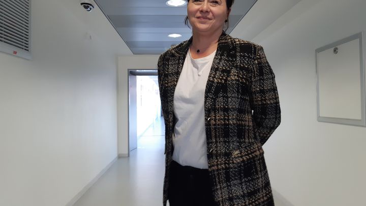 Le Dr Séverine Cahun la cheffe du pôle des urgences de Rodez, dans l'Aveyron (SOLENNE LE HEN / RADIO FRANCE)