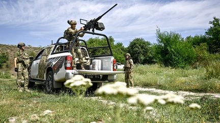 Des soldats surveillent les airs dans la région de Zaporijjia, en Ukraine, le 10 juillet 2024. (DMYTRO SMOLIENKO / NURPHOTO / AFP)