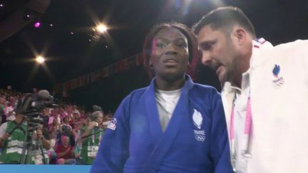 La judoka française Clarisse Agbégnénou a remporté la médaille de bronze des -63 kg, mardi 30 juillet. Elle a chuté en demi-finale à la surprise générale, face à une adversaire qui ne l’avait jamais battue. (France 2)