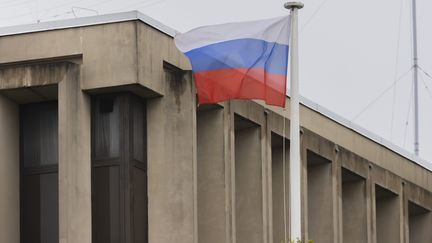 A Russian flag in front of the Russian embassy in Paris, in 2022. (VINCENT ISORE / MAXPPP)