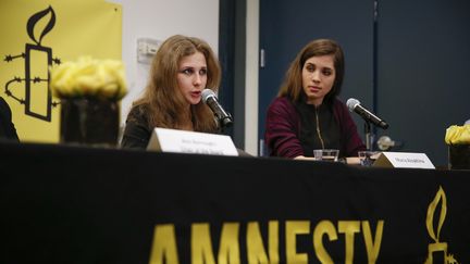 Maria Alekhina et Nadejda Tolokonnikova, membres du groupe contestataire russe Pussy Riot, s'expriment dans les bureaux d'Amnesty International &agrave; New York (Etats-Unis), le 4 f&eacute;vrier 2014. (SHANNON STAPLETON / REUTERS)