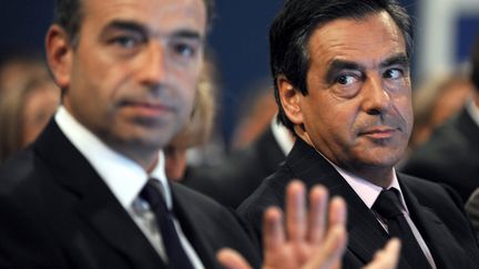 Jean-Fran&ccedil;ois Cop&eacute; et Fran&ccedil;ois Fillon assistent &agrave; la cl&ocirc;ture des journ&eacute;es parlementaires de l'UMP, &agrave; Biarritz (Pyr&eacute;n&eacute;es-Atlantiques), le 24 septembre 2011. (JEAN-PIERRE MULLER / AFP)