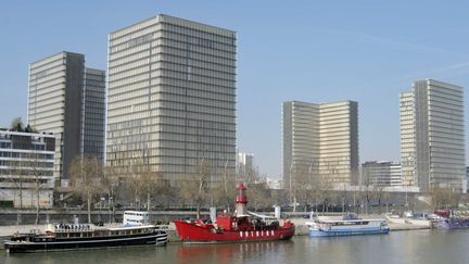 La grande bibliothèque François-Mitterrand vue depuis la Seine
 ( JPDN/SIPA)