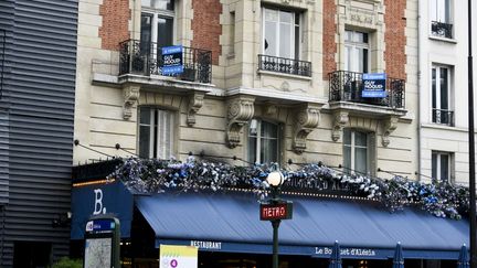 Des affiches pour un appartement à vendre sur un immeuble à Paris, le 21 septembre 2023. (MAGALI COHEN / HANS LUCAS / AFP)