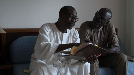 Clément Abaïfouta (à droite), le président de l'Association des victimes des crimes du régime d'Hissène Habré, aux côtés du cinéaste Mahamat-Saleh Haroun qui signe le documentaire «Hissein Habré, une tragédie tchadienne». (Photo du film «Hissein Habré, une tragédie tchadienne»/DR)