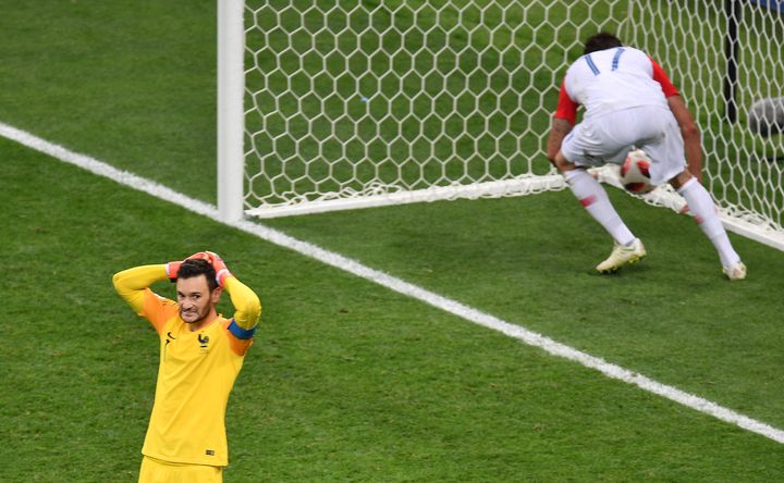 Hugo Lloris a commis une erreur de relance qui a donné un but à la Croatie, dimanche 15 juillet à Moscou (Russie). (VLADIMIR PESNYA / SPUTNIK / AFP)