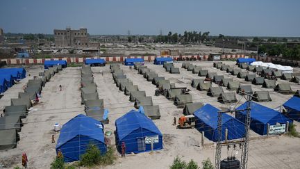 Des tentes&nbsp;ont été installées pour les personnes sinistrés et déplacés à la suite des inondations, le 8 septembre 2022, à&nbsp;Sukkur, dans la province du Sindh. (AAMIR QURESHI / AFP)