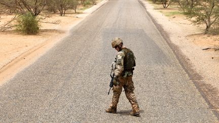 Un soldat allemand de la MINUSMA, patrouille sur la route de Gao à Gossi au Mali, le 2 août 2018. (SEYLLOU / AFP)