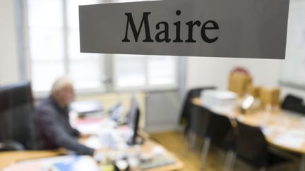 Un maire d'une commune de l'est de la France&nbsp;travaille dans son bureau à la mairie, le 7 janvier 2020. Photo d'illustration. (SEBASTIEN BOZON / AFP)