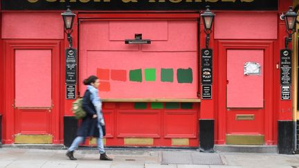 Un pub londonien fermé à cause du coronavirus, le 30 juin 2020. (DANIEL LEAL-OLIVAS / AFP)