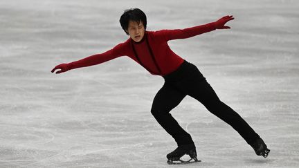 Le Français Adam Siao Him Fa, lors de son programme court à l'occasion des championnats d'Europe de patinage artistique, à Espoo (Finlande), le 25 janvier 2023. (DANIEL MIHAILESCU / AFP)