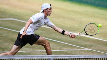 Ugo Humbert vient de remporter le tournoi sur gazon de Halle (Allemagne). (CARMEN JASPERSEN / AFP)