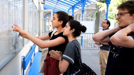 Des lycéens découvrent les résultats du baccalauréat à Paris, le 6 juillet 2018. (ERIC FEFERBERG / AFP)