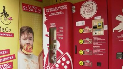 La pizza, ce monument de la culture italienne, est inscrit au patrimoine mondial de l'Unesco. Est-il compatible avec les nouvelles technologiques et le développement de notre mode de vie ? À&nbsp;Rome en Italie, un entrepreneur a fait installer un distributeur de pizzas, une idée audacieuse qui fait débat. (FRANCE 2)