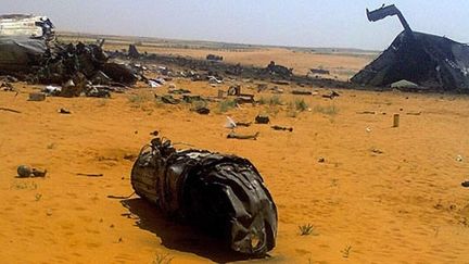 Epave d'un avion militaire soudanais qui s‘est écrasé, le 7 octobre 2012, près d'Omdurman, au Soudan. (AFP/photo prise par un téléphone mobile)