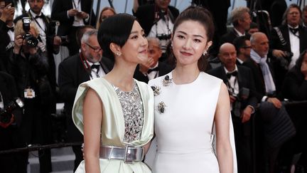 L'actrice taïwanaise&nbsp;Kwai Lun-Mei (à gauche) aux côtés de l'actrice chinoise Regina Wan (à droite) sur le tapis rouge du film Le lac aux oies sauvages. (SEBASTIEN NOGIER / EPA)