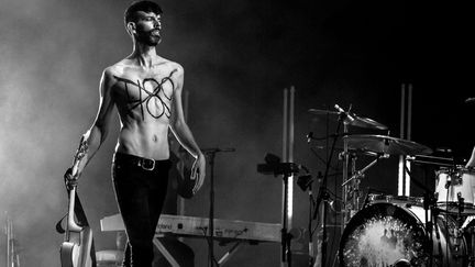 Stefan Olsdal de Placebo au festival Mawazine à Rabat, arbore un 489 barré, en référence à l'article qui condamne l'homosexualité au Maroc.
 (Sife el Amine / Mawazine Festival / AFP)