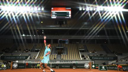 Rafael Nadal sous les lumières du court Philippe-Chatrier plongé dans la nuit (MARTIN BUREAU / AFP)