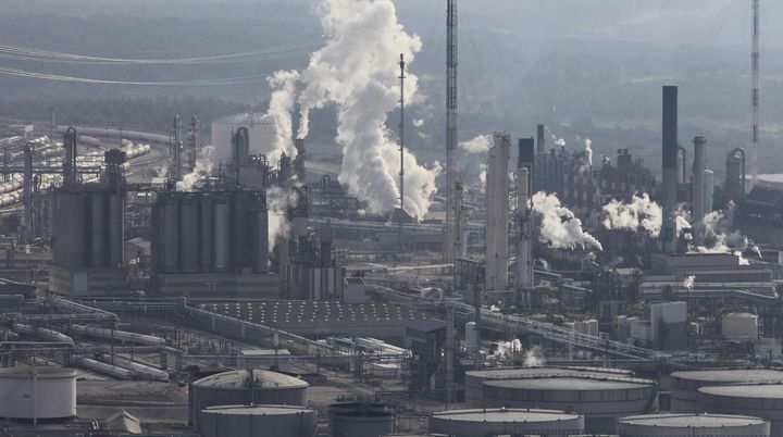 La raffinerie de la zone industrielle de Lav&eacute;ra, &agrave; Martigues (Bouches-du-Rh&ocirc;ne). (ONLY FRANCE / AFP)