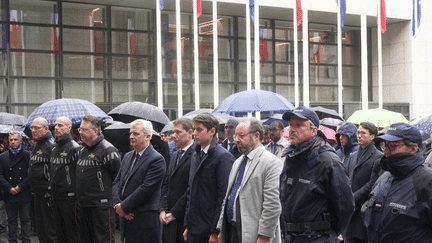 Une minute de silence a été observée, mercredi 23 novembre dans les centres d'impôt à midi, pour saluer la mémoire de l'agent du fisc, tué lundi soir dans le Pas-de-Calais. (France 2)