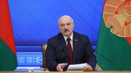 Le président biélorusse, Alexandre Loukachenko, lors d'une conférence de presse au palais de l'Indépendance, à Minsk (Biélorussie), le 9 août 2021. (BELTA / AFP)