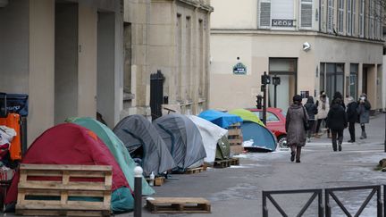 Des tentes hébergent des sans abris.&nbsp; (ARNAUD JOURNOIS / MAXPPP)