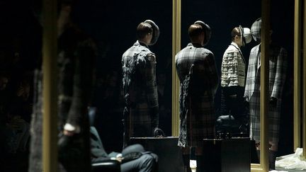 Un trio de trois mannequins en manteau à carreaux dans une palette de gris
 (Olesya Okuneva)