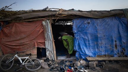 Les camps de réfugiés pour les personnes déplacées par les conflits ou les persécutions accueillent des populations très vulnérables. A fortiori ici, au Sahel, dans l'une des régions les plus pauvres du monde. De plus, les zones impactées par les conflits sont des sources d’inquiétude supplémentaires car les mesures anti-coronavirus, conjuguées à la protection des personnels, compliquent et ralentissent l'action humanitaire. Beaucoup de personnes qui ont trouvé refuge à Faladié cherchent un peu de réconfort dans la pratique de leur religion. Malgré des conditions rudimentaires, les enfants continuent d’étudier le Coran. &nbsp; &nbsp; &nbsp; &nbsp; (MICHELE CATTANI / AFP)