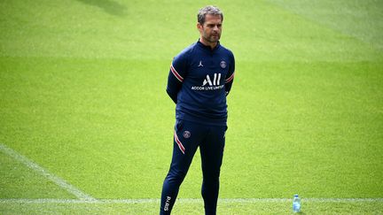 Didier Ollé-Nicolle sur la pelouse du centre d'entraînement du PSG, le camp des Loges, le 29 avril 2022. (FRANCK FIFE / AFP)