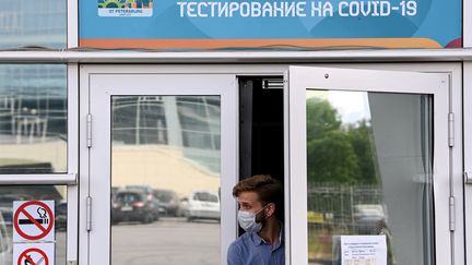 Un homme sort d'une salle où le test du Covid-19 est pratiqué à Saint-Pétersbourg (Russie), le 29 juin 2021. (KIRILL KUDRYAVTSEV / AFP)