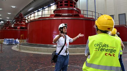 La Compagnie nationale du Rhône (CNR) organise des visites guidées de son barrage de Génissiat (Ain), le 21 août 2018. (PHOTO LAURENT THEVENOT / MAXPPP)