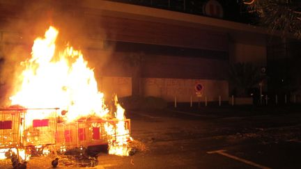 Des &eacute;leveurs de porcs incendient des chariots sur le parking d'une grande surface, dans la nuit du jeudi 11 au vendredi 12 juin 2015, &agrave; Lanvallay (C&ocirc;tes-d'Armor). (F. MAGNENOU / FRANCE TV INFO)