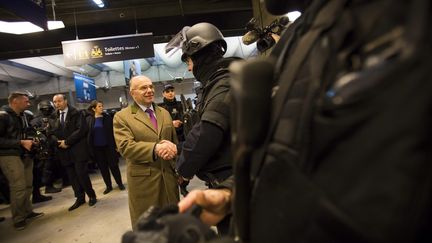 Le ministre de l'Intérieur, Bernard Cazeneuve,&nbsp;lors d'une simulation d'attaque terroriste à la gare Montparnasse, à Paris, le 19 avril. (MAXPPP)