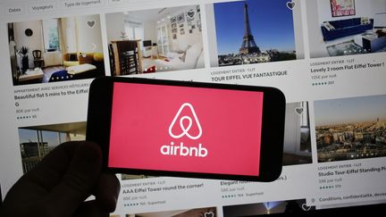 Les propriétaires parisiens qui louent leurs logements à l'année sur Airbnb sont traqués par des brigades de la mairie de Paris. (LEON TANGUY / MAXPPP)