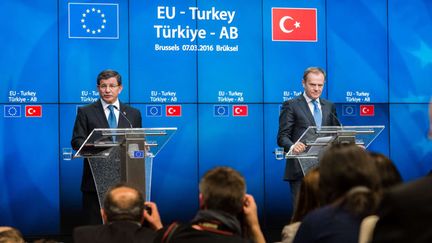  (Le Premier ministre Ahmet Davutoglu à gauche, aux côtés de Donald Tusk, président du Conseil européen © Sipa / Geert Vanden Wijngaert)