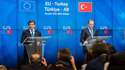 &nbsp; (Le Premier ministre Ahmet Davutoglu à gauche, aux côtés de Donald Tusk, président du Conseil européen © Sipa / Geert Vanden Wijngaert)