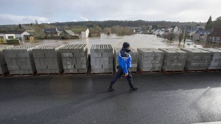 Un pont renforc&eacute; avec des parpaings &agrave;&nbsp;Malestroit (Morbihan) le 8 f&eacute;vrier 2014,&nbsp;car l'ouvrage d'art menace de rompre sous l'effet de la crue de l'Oust. (  MAXPPP)