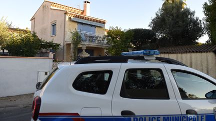 Une voiture de police le 14 octobre 2021 devant la maison de la retraitée de 77 ans décapitée à Agde (Hérault). (SYLVAIN THOMAS / AFP)